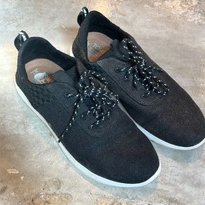 Toms canvas tennis shoes
